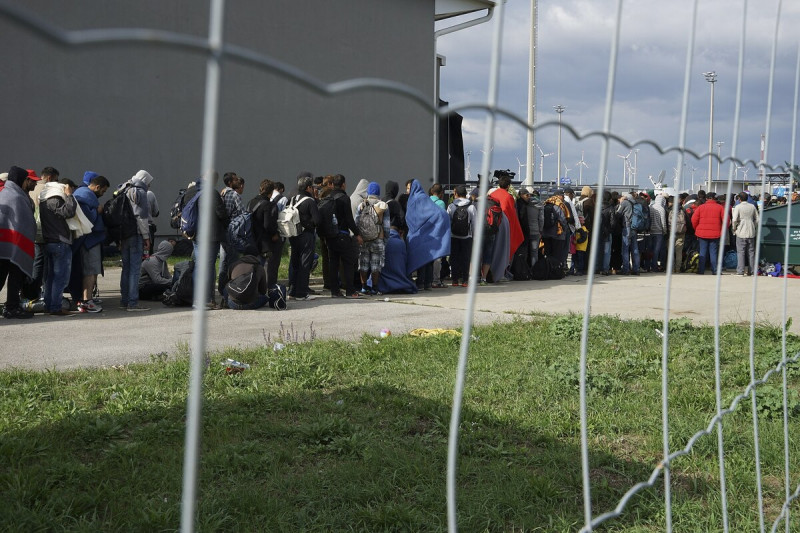 Refugiados sirios cruzando la frontera de Hungría y Austria. Septiembre de 2015. / Mstyslav Chernov