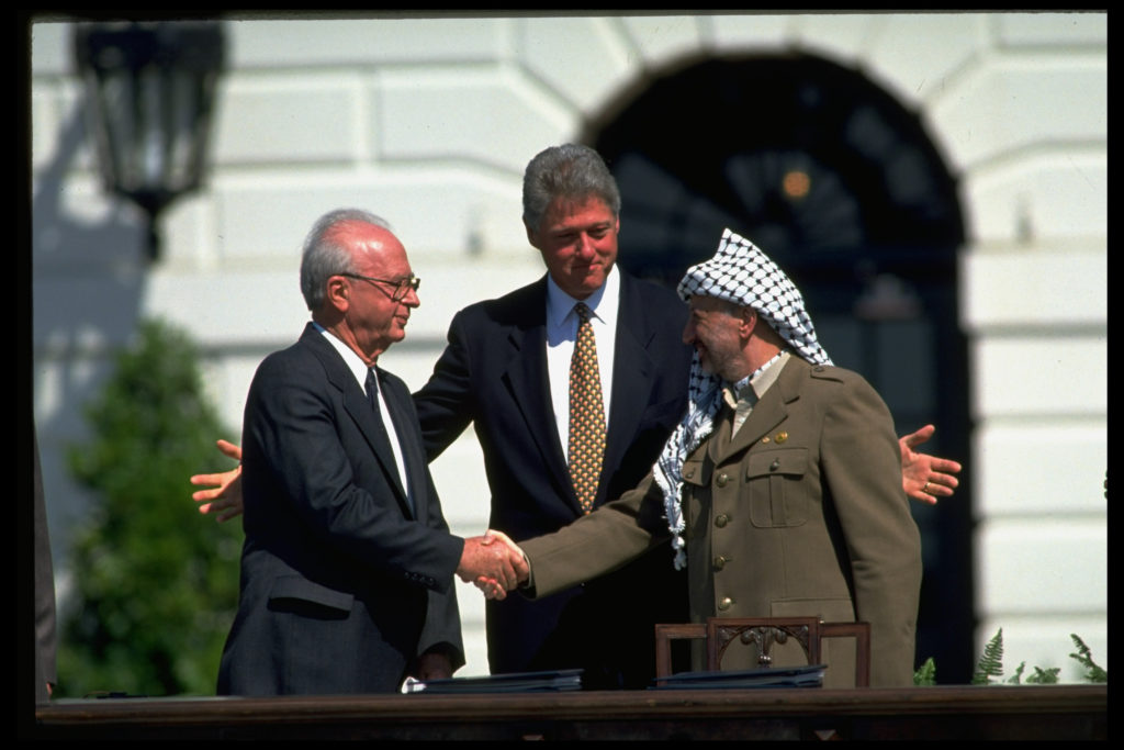 Rabin y Arafat sellan con un apretón de manos, en los jardines de la Casa Blanca y en presencia de Clinton, los Acuerdos de Paz de Oslo (Washington, 13 de septiembre de 1993). GETTY