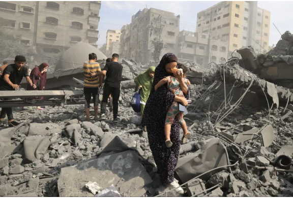 Los palestinos evacuan después de un ataque aéreo israelí contra la mezquita de Sousi en la ciudad de Gaza el 9 de octubre de 2023 [Mahmud Hams/AFP]
