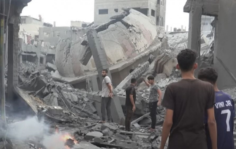 GAZA Jóvenes observan los restos de una mezquita bombardeada en Gaza. / La Vanguardia (Youtube)