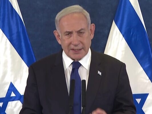 NETANYAHU El primer ministro de Israel, Benyamin Netanyahu, anuncia que Israel “está en guerra”. Por primera vez en su historia, el Estado hebreo se ve atacado dentro de su territorio. Primeramente, tratará de eliminar los elementos que lograron penetrar en Israel para emprender después una guerra de contrainsurgencia en la Franja de Gaza, según el sangriento modelo de lo que conocimos en el pasado como la “Batalla de Argel” y la “Operación Fénix” en Vietnam. Será una guerra muy sucia, mortífera e ilimitada. Israel podrá quizás restaurar su “orden”… pero no vencerá nunca