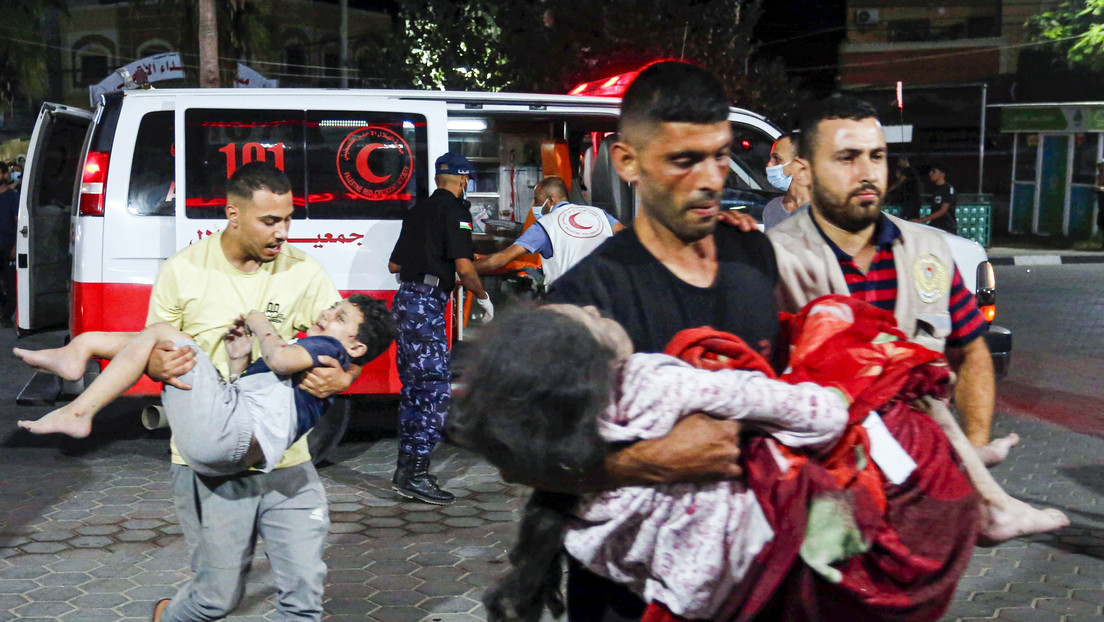 Niños heridos son trasladados al Hospital Al-Aqsa en medio de ataques israelíes en Gaza, el 19 de octubre de 2023
Ashraf Amra / Anadolu Agency / Gettyimages.ru