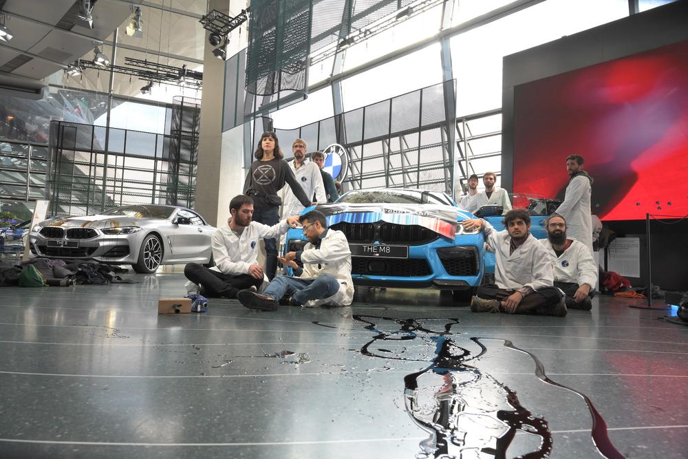 Los científicos que participaron el sábado en la acción de desobediencia civil en la sala de exposiciones de la empresa BMW.