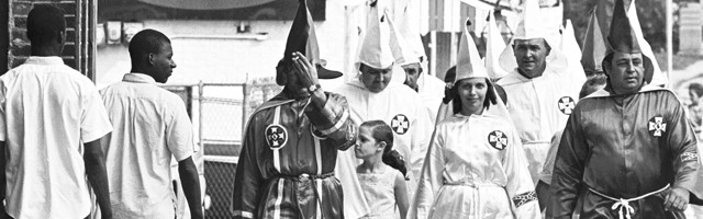 kkk Las mujeres eran muchas y poderosas en el Ku Kux Klan en época de Margaret Sanger... su discurso anticonceptivo racista y de base esotérica les gustó