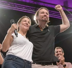 Iglesias puño levantado, Yolanda microfono en mano