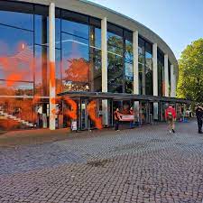 AUDIMAX UNIVERSIDAD DE HAMBURGO, PINTADAS NARANJA