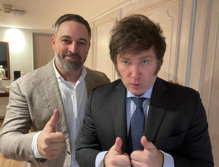 Santiago Abascal y Javier Milei posan juntos en Buenos Aires tras el juramento del argentino como presidente de la nación RRSS