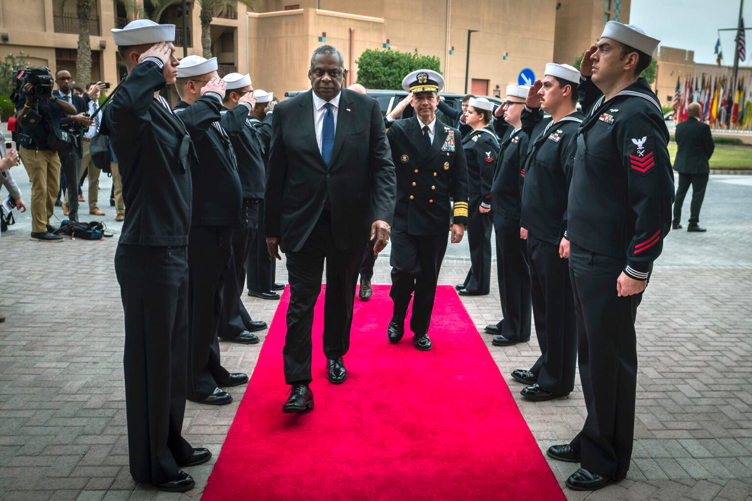 LLOYD AUSTIN El secretario de Defensa de Estados Unidos, Lloyd Austin, y el vicealmirante Brad Cooper llegan a Bahréin para una reunión virtual de seguridad en el Mar Rojo con representantes de docenas de países y de la UE y la OTAN el 19 de diciembre (foto del Departamento de Defensa de Chad J. McNeeley).