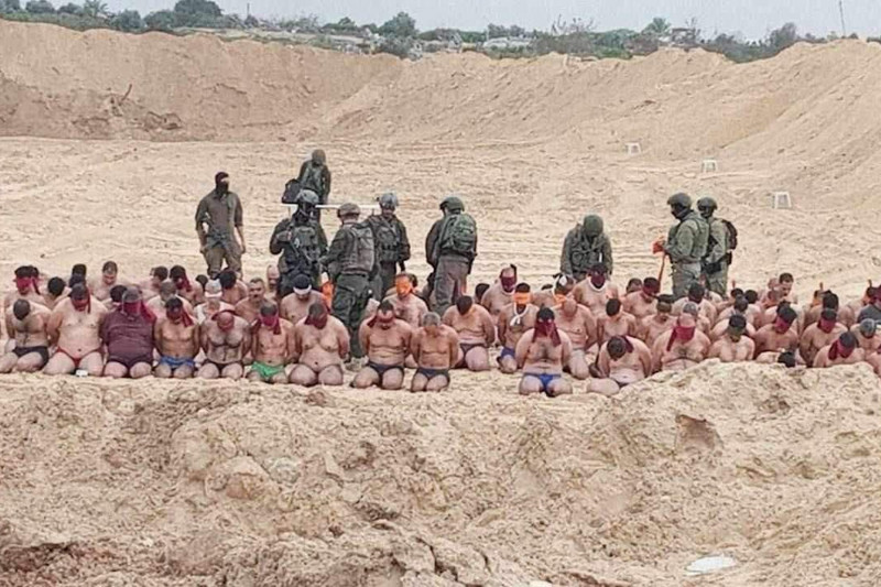 Ciudadanos palestinos detenidos por el ejército israelí en Beit Lahiya, norte de Gaza, y trasladados cerca de la playa, el 7 de diciembre de 2023. / Redes sociales