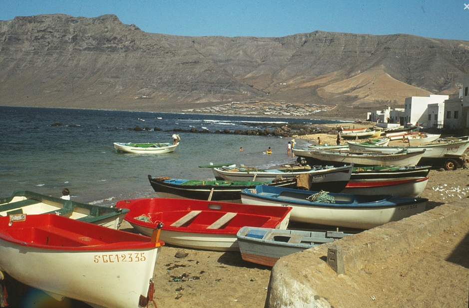 BARCAS EN LA CALETA DE FAMARA - HASTREITER, Peter y Matilde
Periodo: 1981-1990 memoriadelanzarote.com