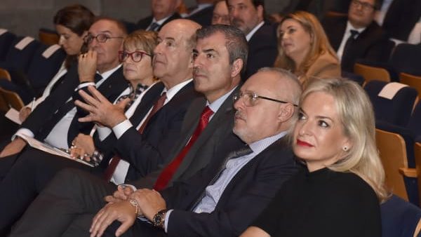 ESTHER MONZÓN, CONSEJERA, CON SUS MÁS FIRMES APOYOS