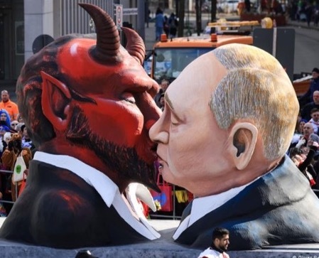 Dos papahuevos con Putín y el Diablo se besan, año 2023