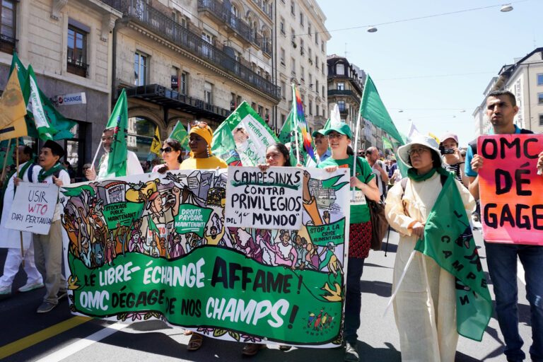 Movimientos sociales ganaron las calles de Ginebra_Suiza_para protestar contra la Organización Mundial del Comercio Foto La Vía Campesina