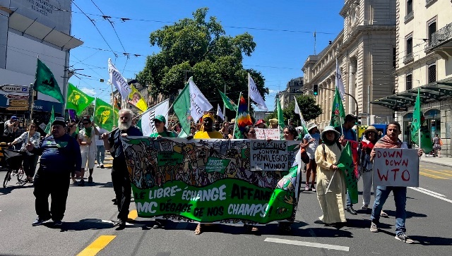 OMC abajo_ fue una de las consignas de la protesta de los movimientos sociales en Ginebra del 11 de junio Foto Laura Hunter W