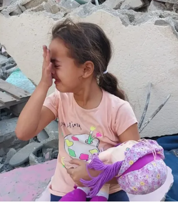 Saba, la hija de Al-Kahlot, sobre las ruinas de su casa en Beit Lahia, en el norte de Gaza, el 10 de octubre de 2023. (Crédito: Saeed Al-Kahlot)