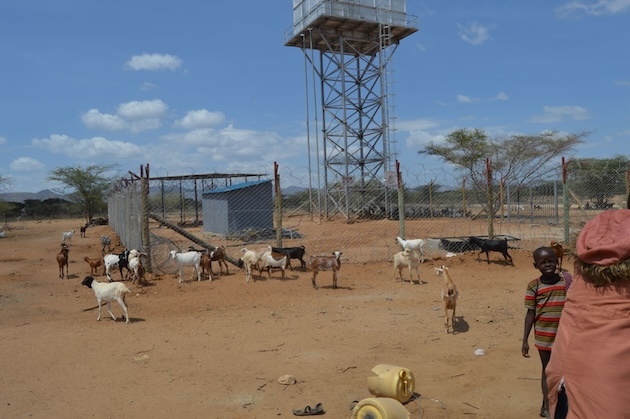 Niños juegan junto a un pozo comunitario que se ha secado en Turkana, en Kenia. El problema de la sequía en África y otras regiones del Sur fue uno de los temas de la Sexta Asamblea de Medio Ambiente, que reunió en Nairobi a ministros del Ambiente y otros delegados de 190 países. Imagen: Maina Waruru / IPS