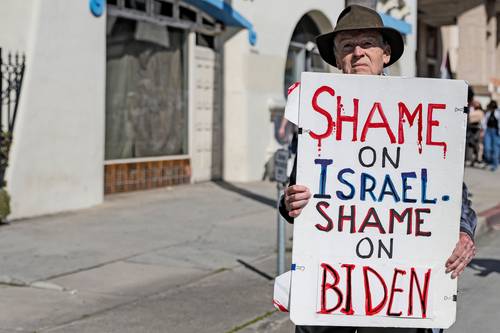 ▲ Todos los días, miles de judíos y musulmanes, pacifistas y antisionistas se manifiestan contra la barbarie que Tel Aviv y Washington han desatado contra el pueblo palestino. La imagen, ayer en Los Ángeles, cerca del Teatro Dolby, donde se llevó a cabo la ceremonia de entrega de los premios Óscar.Foto Ap
L