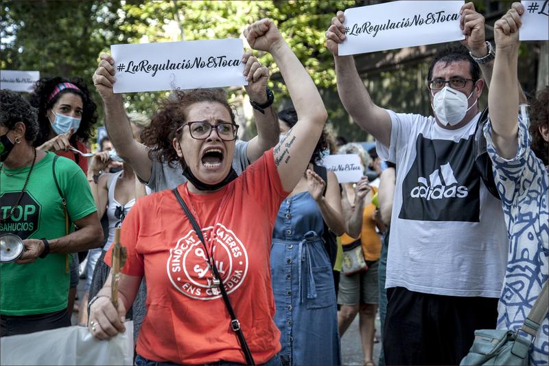 Concentración en la sede del PSOE ante la amenaza de suspensión de la Ley 11/2020 por parte del Tribunal Constitucional. La acción, dentro de la campaña #LaRegulaciónNoEsToca!, defendía que la ley catalana de regulación de alquileres se mantuviera vigente. Barcelona, 14 de junio de 2021. IVAN GIESEN