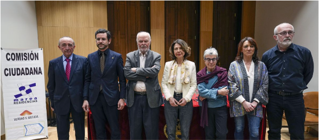 De izda a dcha, los miembros de la Comisión Ciudadana por la Verdad en las Residencias de Madrid: Fernando Lamata, Eduardo Ranz, José Antonio Martín, Victoria Zunzunegui, Ana Freixat, Cristina Monje y Fernando Flores. EFE/Borja Sánchez-Trillo