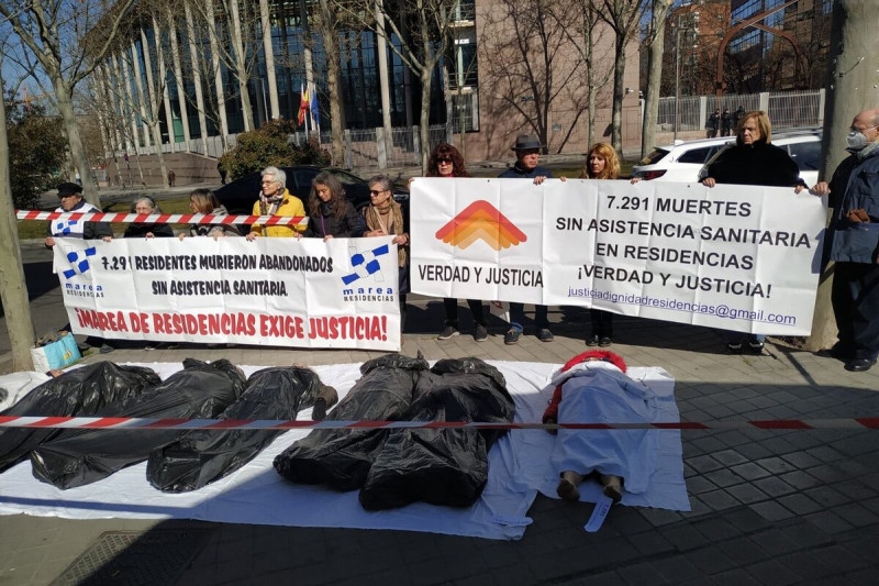 Acto de protesta de la plataforma 'Verdad y Justicia en las Residencias de Mayores'. / X (@VyJ_7291)