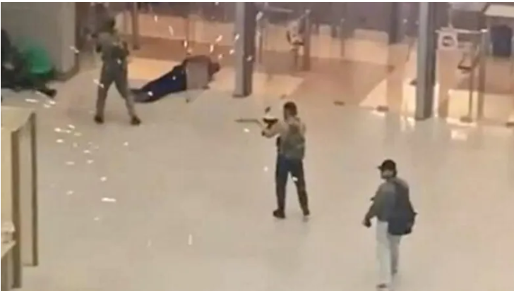 Terroristas atacando el Ayuntamiento de Crocus