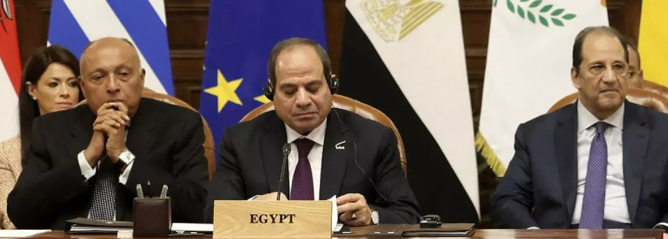 El presidente egipcio Abdel Fattah el-Sisi y sus altos funcionarios asisten a una cumbre con líderes de la UE en El Cairo el 17 de marzo de 2024 (Stavros Ioannides/Pio/AFP)