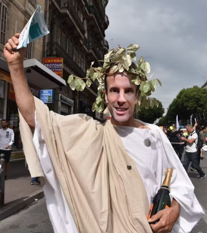 MANIFESTANTE DISFRAZADO DE MACRÓN COMO JULIO CÉSAR Shutterstock/Gerard Bottino