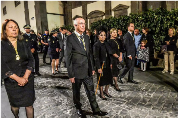La alcaldesa de Las Palmas de Gran Canaria Carolina Darias con el bastón de mando junto a los concejales Carmen Luz Vargas, Francisco Spínola, Inmaculada Medina y Adrián Santana en la procesión Magna.. / JUAN CASTRO - LA PROVINCIA