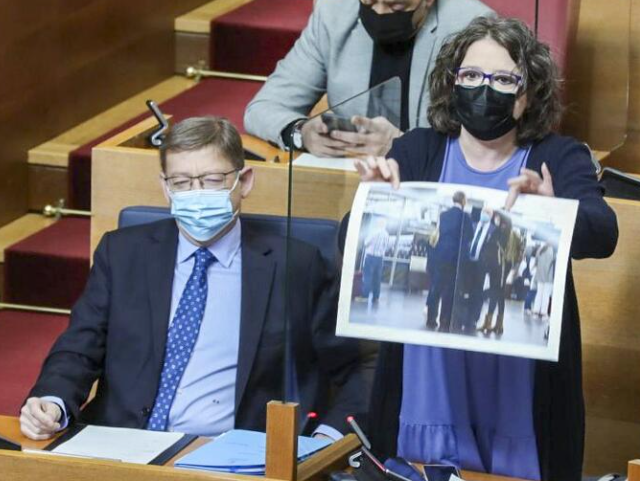 Mónica Oltra muestra en una sesión de control al Govern la foto en la que aparecen Seguí, Camps y de Rosa juntos.
