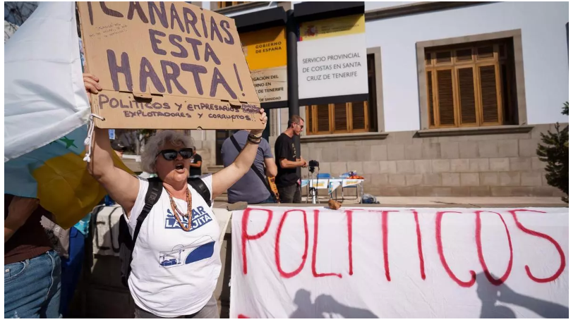 Una mujer protesta frente a la Dirección Provincial de Costas en Santa Cruz de Tenerife este martes. Efe