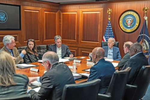 BIDEN  El presidente de Estados Unidos, Joe Biden (sentado al centro), se reunió de urgencia con su gabinete de seguridad nacional el fin de semana para analizar la situación tras la ofensiva iraní contra Israel.Foto Adam Schultz/La Casa Blanca/Ap