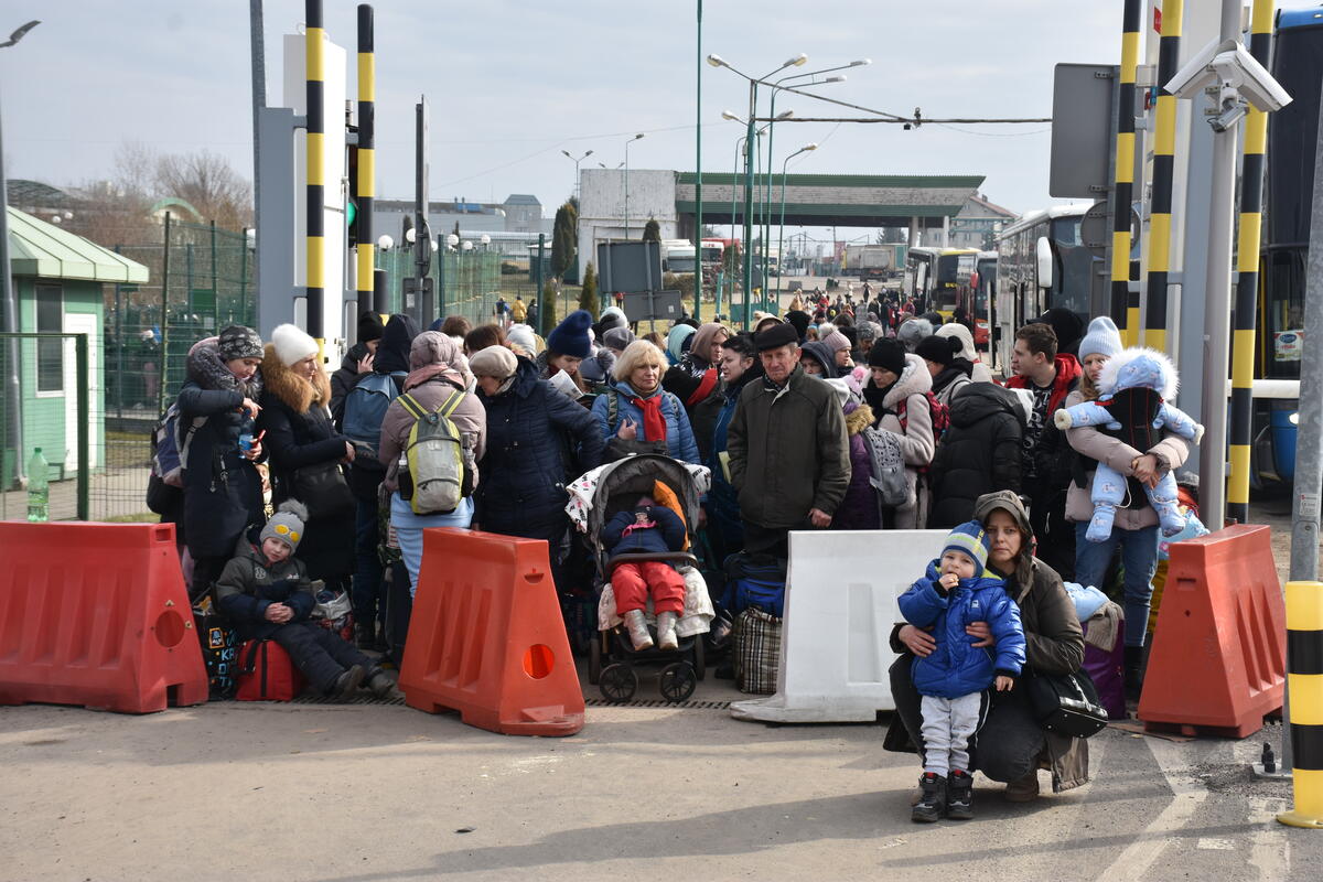 Personas refugiadas entrando en Polonia desde Ucrania en el puesto fronterizo de Medyka_ Foto ACNUR
