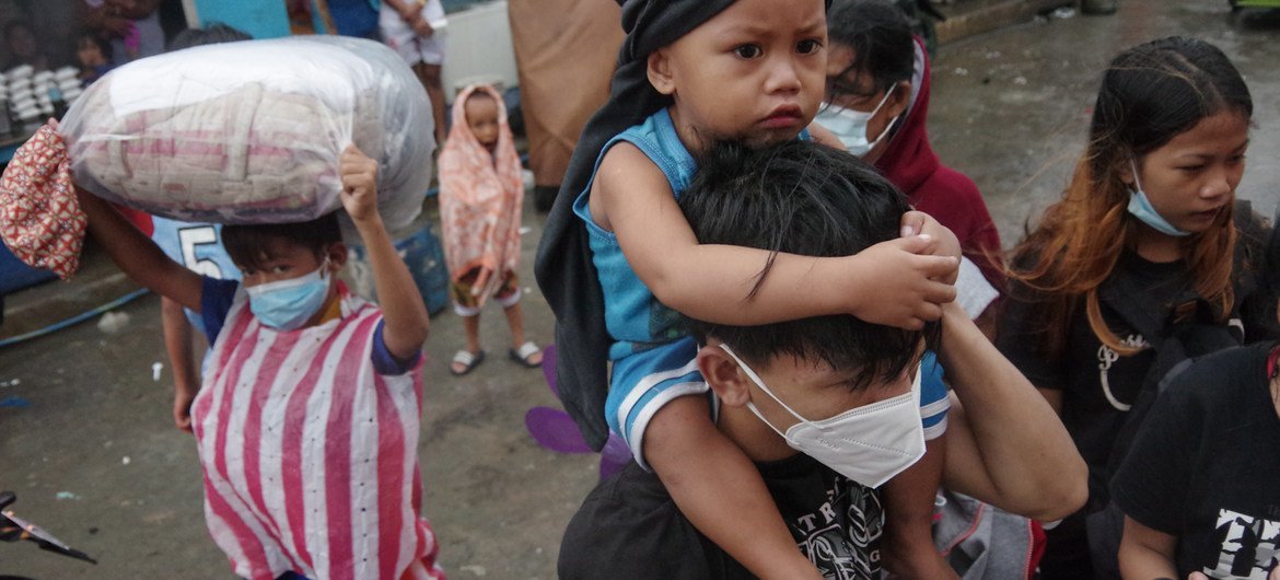 Personas evacuadas por el Super Tifón Goni llegan a un centro de acogida en Manila, Filipinas _ Foto Larry Monserate Piojo UNICEF