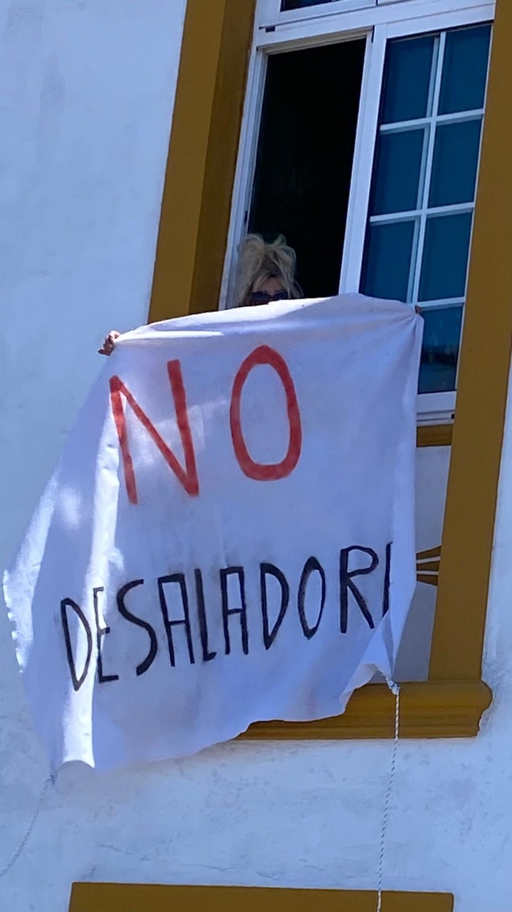 pancartas en Fuencaliente contra la desaladora y a favor de arreglar el canal LP1 (3)