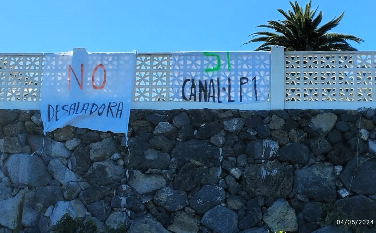 pancartas en Fuencaliente contra la desaladora y a favor de arreglar el canal LP1 (6)