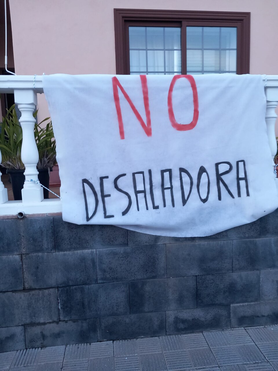 pancartas en Fuencaliente contra la desaladora y a favor de arreglar el canal LP1 (9)
