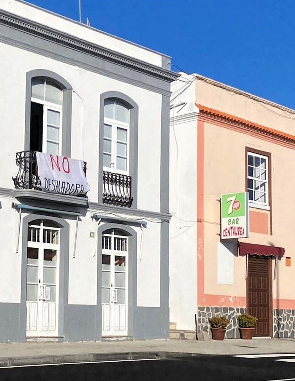 pancartas en Fuencaliente contra la desaladora y a favor de arreglar el canal LP1 (11)