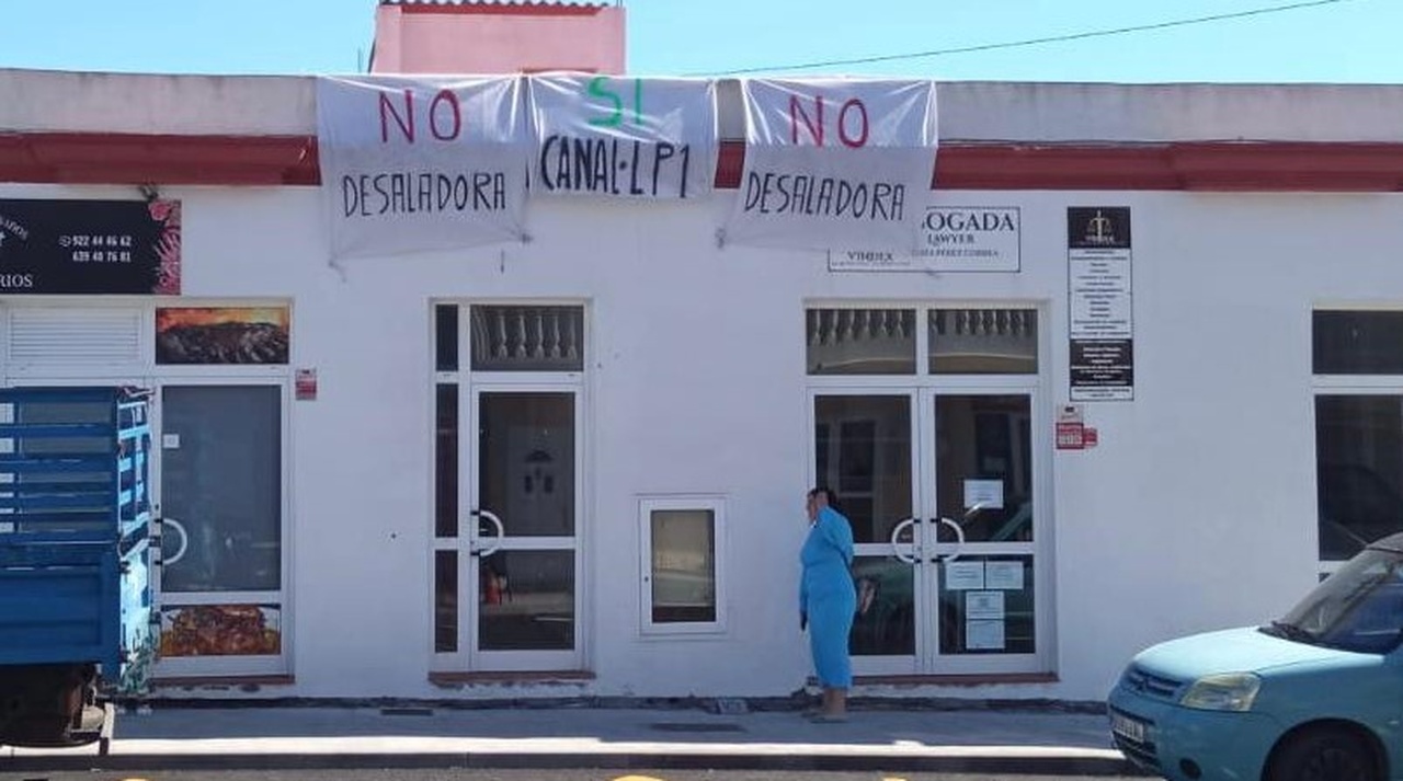 pancartas en Fuencaliente contra la desaladora y a favor de arreglar el canal LP1 (14)
