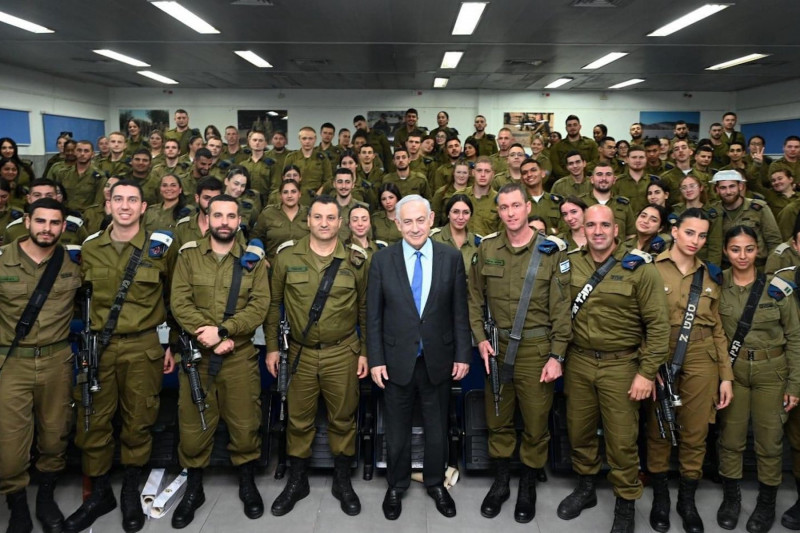 Benjamin Netanyahu junto a varios altos cargos del ejercito israelí, el pasado 24 de marzo.  Cuenta de X de B. N.