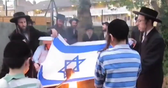 JUDÍOS QUEMAN LA BANDERA DE ISRAEL EN JERUSALEN