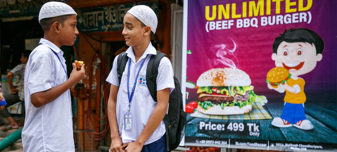 Azúcar en los alimentos para los bebés y comida chatarra para los adolescentes_ Un única política de malnutrición de las multinacionales Foto ONU
