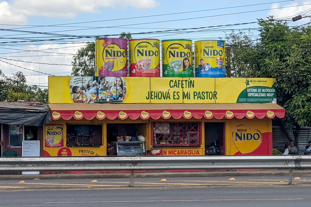 Una tienda cubierta con publicidad agresiva de productos Nido en Managua, Nicaragua Foto Laurent Gaberell_PE