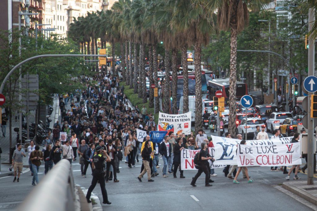 PARQUE GÜELL, LOUIS VUITTON PROTESTA VECINAL JOANNA CHICHELNITZKY