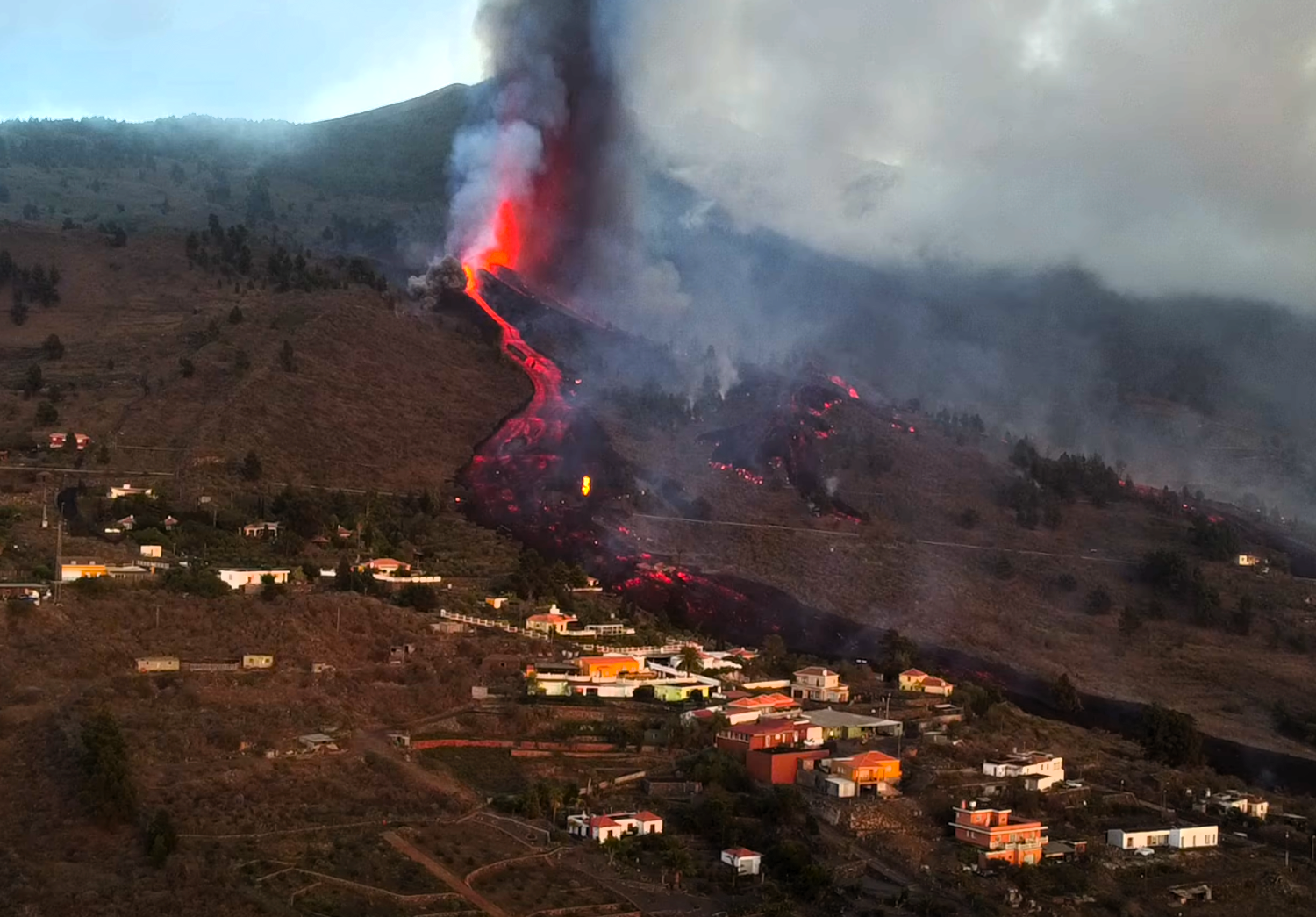 Inicio de la erupción (Fotograma de video de dron de Antonio Carrillo)