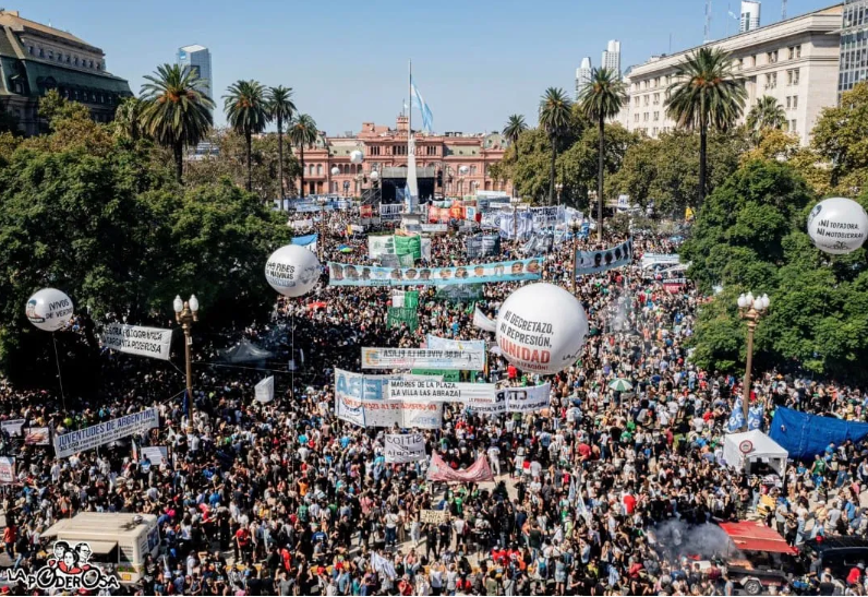 24 MARZO BUENOS AIRES 400.000 PERSONAS EN LA PRIMERA MARCHA BAJO UN GOBIERNO NEGACIONISTA - CLAUDIA ACUÑA LA NUEVA MAÑANA