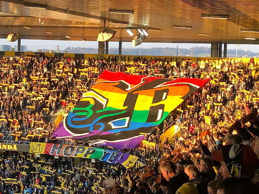 Gran baderola en el Estadio Wankdorf de Berna contra la homofobia
