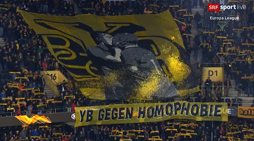 Gran banderola que dice Young Boys contra la homofobia foto YB