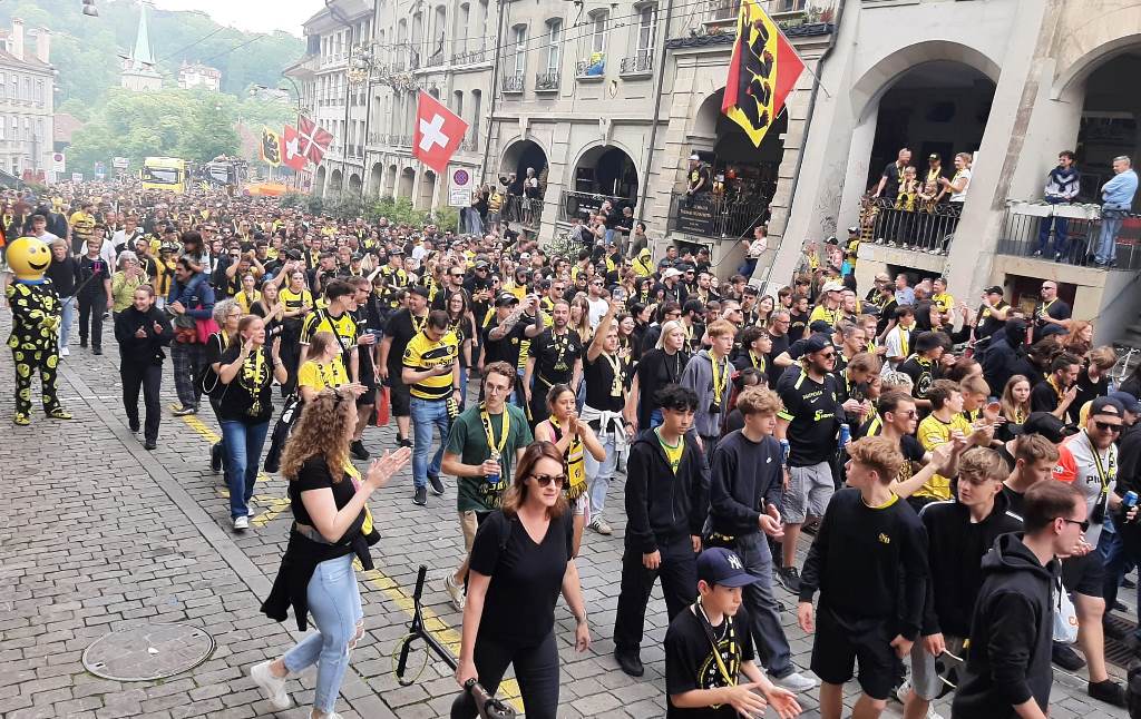 Marcha multitudinaria por la victoria de Young Boys el domingo 26 de mayo  del Estadio Wankdorf hacia la Bundesplatz en Berna Foto Sergio Ferrari
