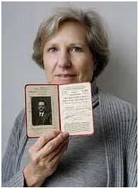 CARMEN NEGRÍN CON EL CARNET (ORIGINAL) DEL PSOE DE SU ABUELO JUAN NEGRÍN