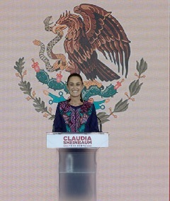 Claudia Aguila mata serpiente